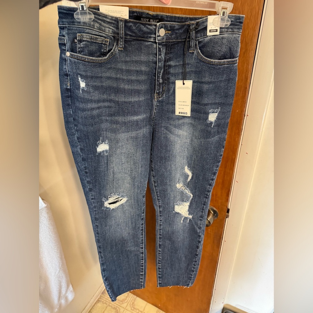 Judy Blue Ankle Cropped Distressed Blue Jeans New With Tags Size 15/32 Med Blue - Picture 14 of 15